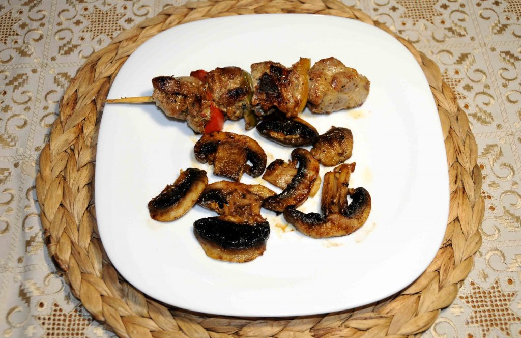 Ατομικό κοντοσούβλι στο σκαροτήγανο με μανιτάρια - pork with mushrooms on the grate