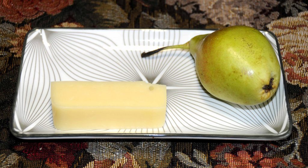 60 γρ τυρί με χαμηλά λιπαρά με ενα αχλάδι - 60 grams of low fat cheese with a pear