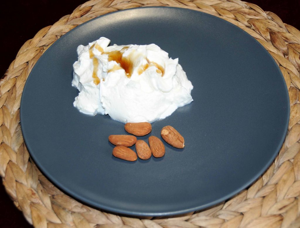 Γιαούρτι με ξηρούς καρπούς - Yogurt with nuts