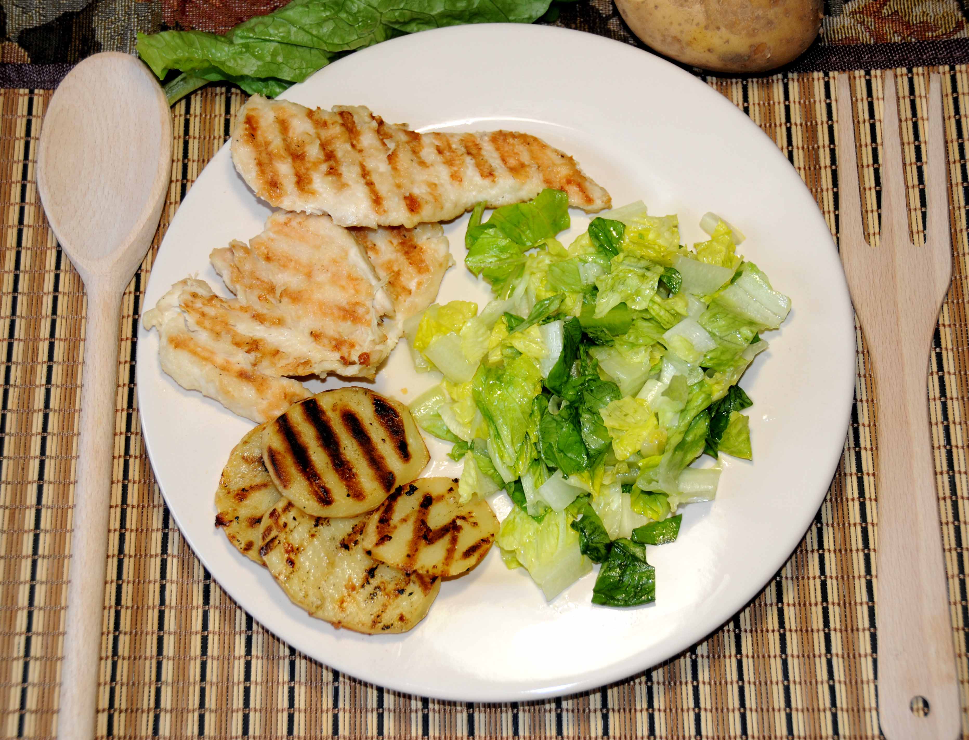 Κοτόπουλο με πατάτες στο σχαροτηγανο με σαλάτα - Chicken with potatoes in a frying pan with salad