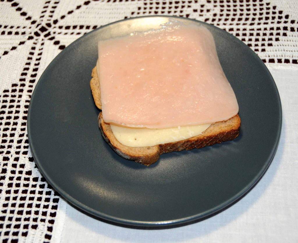 Μια φέτα ψωμί ολικής με γαλοπούλα και τυρί - A slice of whole bread with turkey and cheese