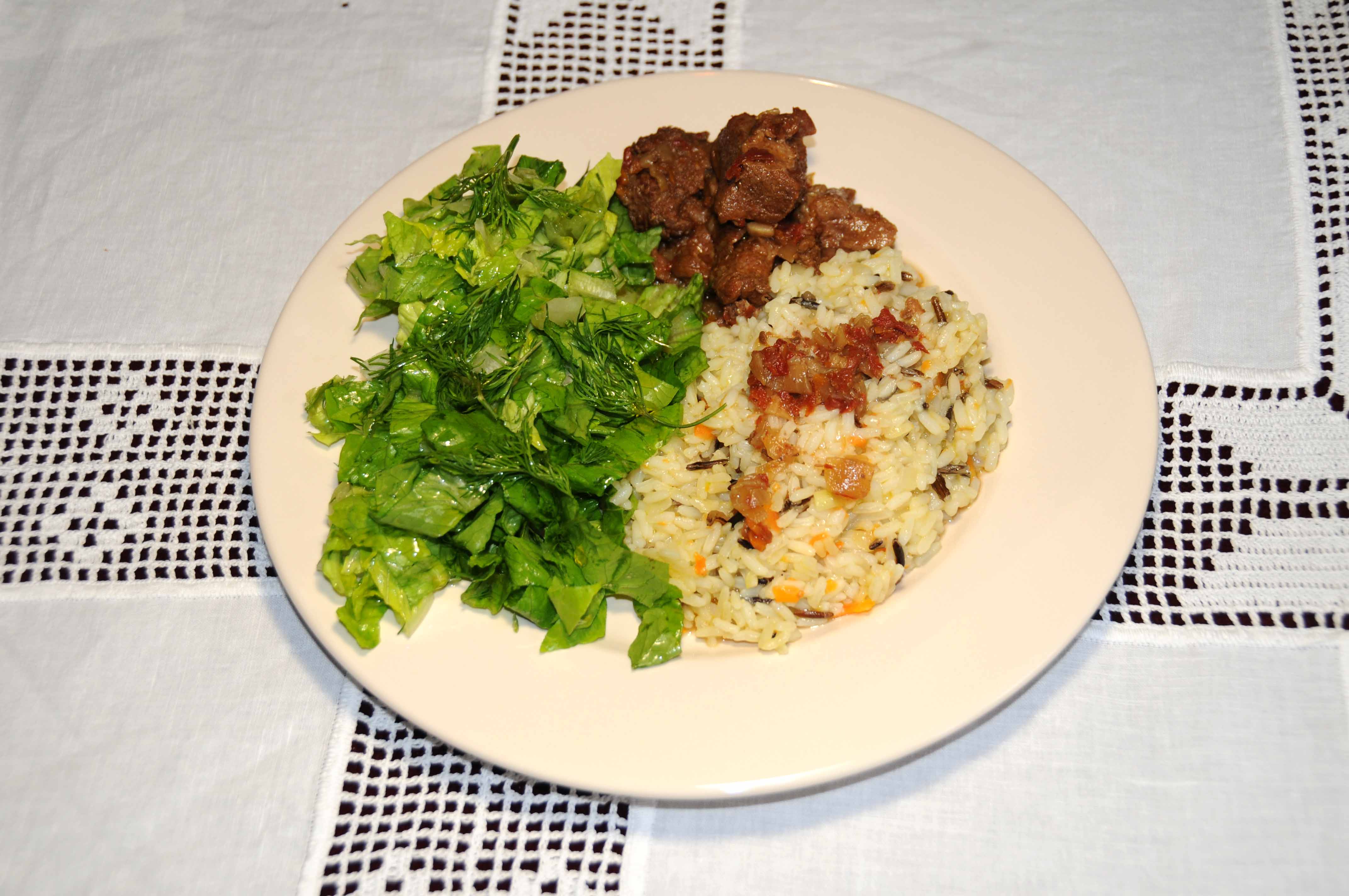 Μοσχάρι με καστανό ρύζι και σαλάτα﻿ - Beef with brown rice and salad