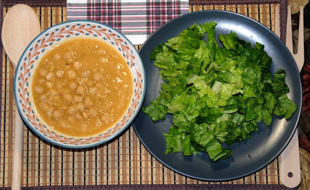 Ρεβίθια με σαλάτα - Chickpeas with salad