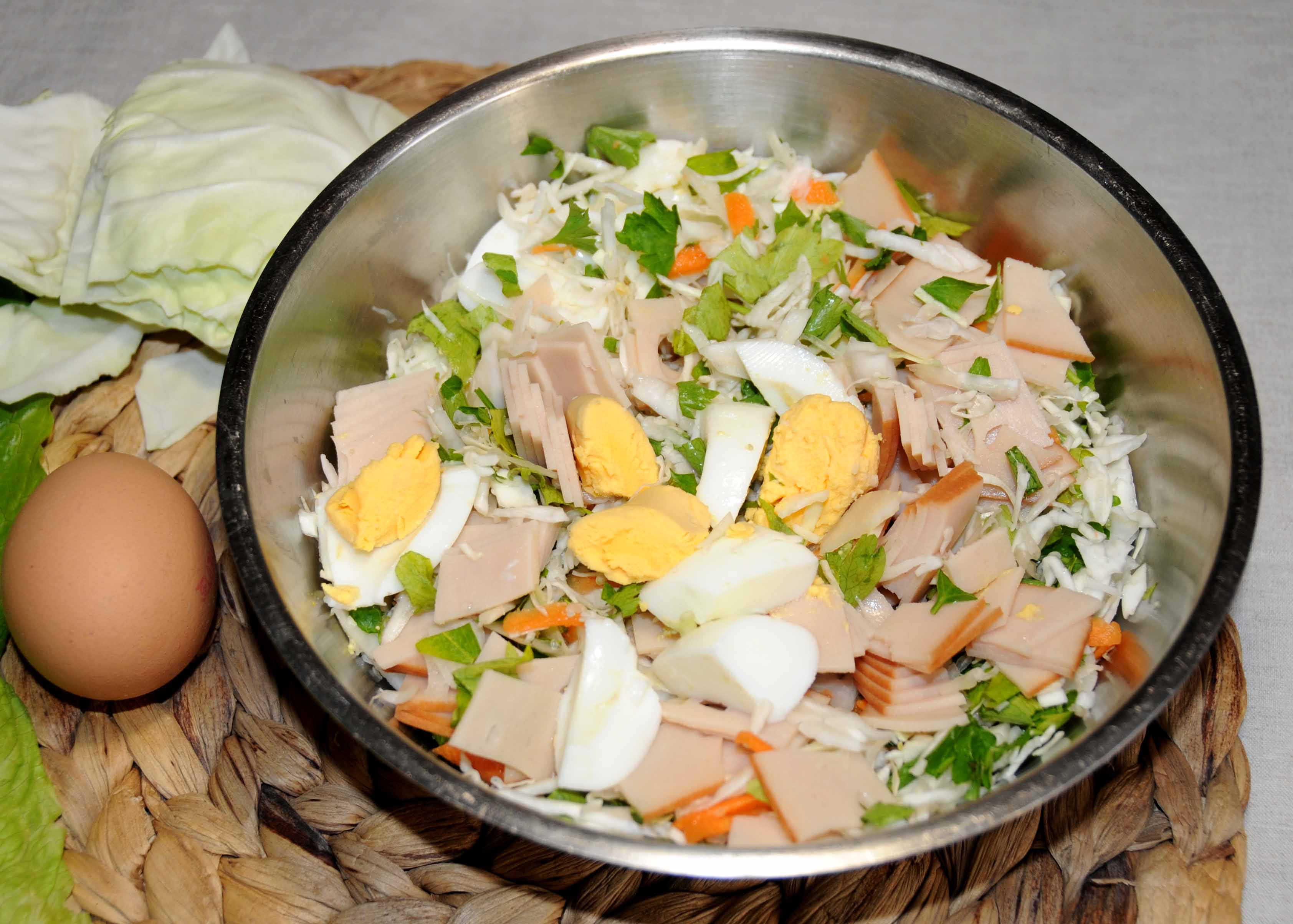 Σαλάτα με λάχανο, καρότο, αυγό και φέτες γαλοπούλα - Salad with Cabbage Carrot Egg and Sliced Turkey
