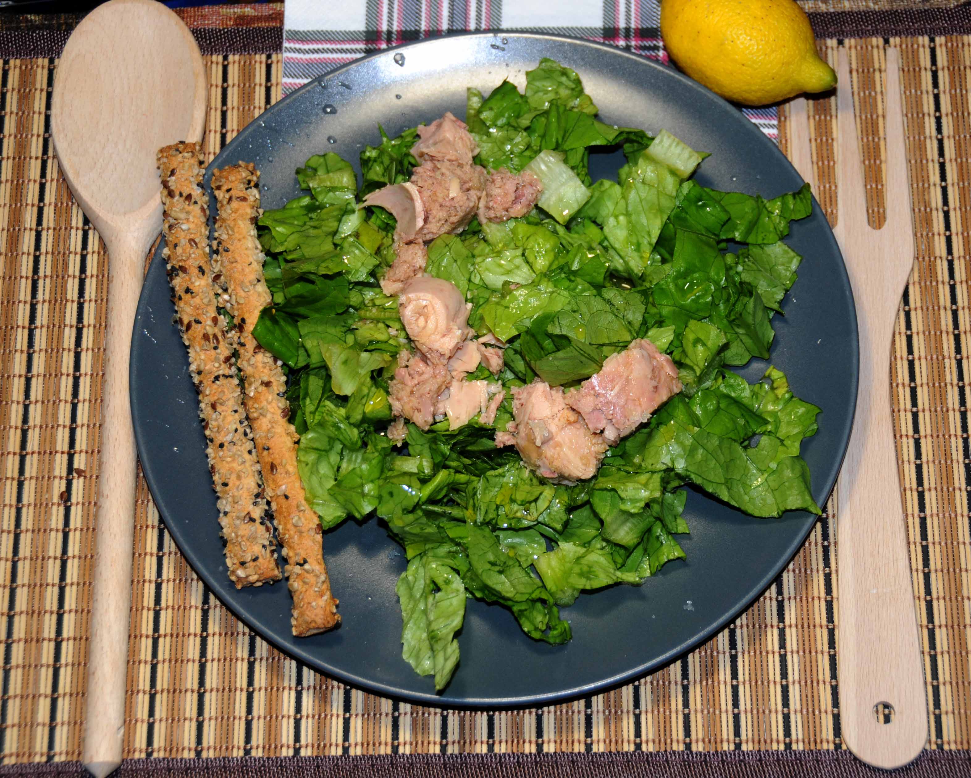 Σαλάτα με τόνο και δυο κριτσίνια - Salad with tuna and two breadsticks