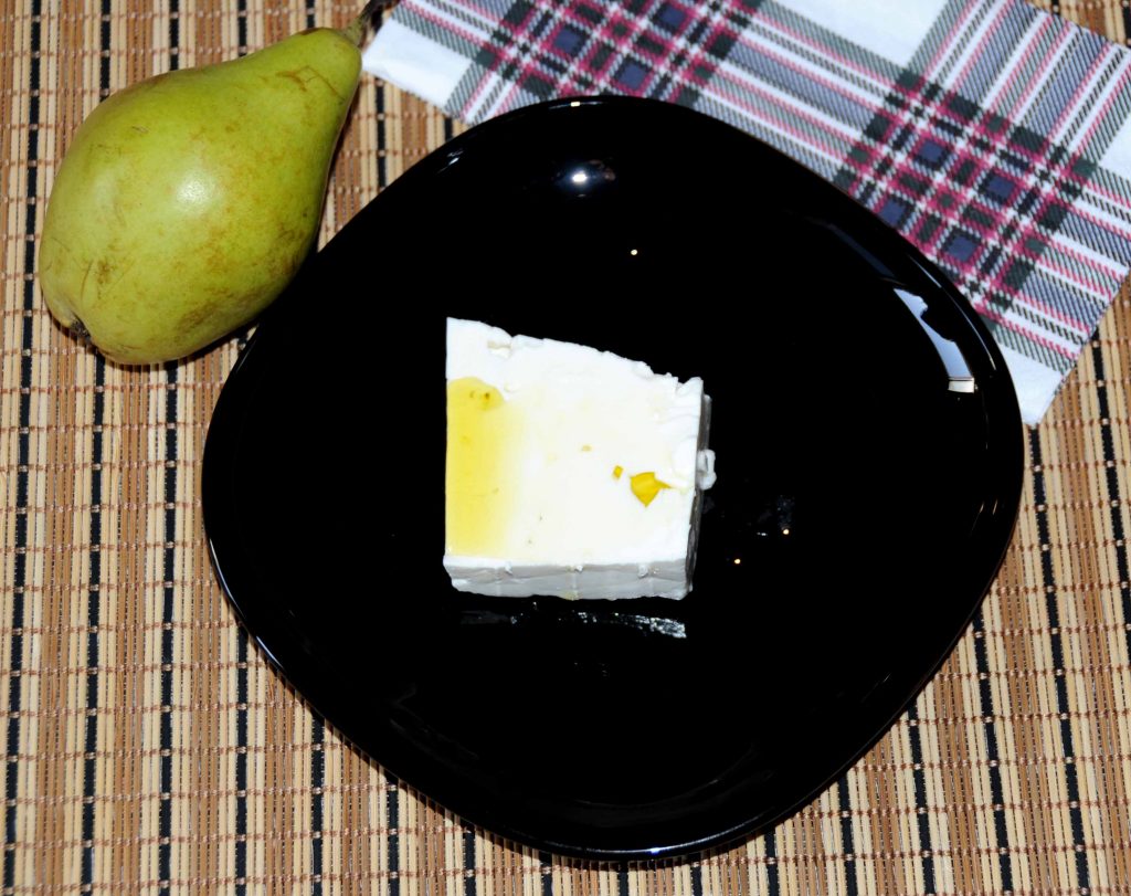 Φέτα με μια κουταλιά λάδι και ενα φρούτο - cheese with a spoonful of oil and a fruit