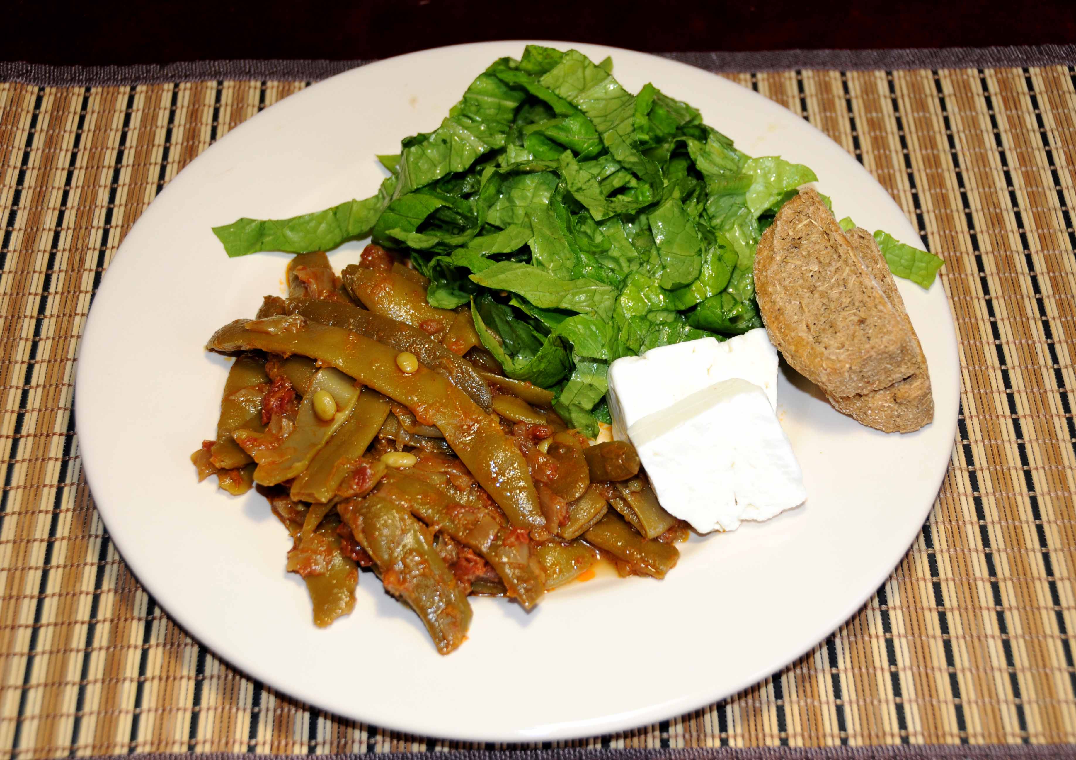 Φασολάκια με φέτα και σαλάτα μαρούλι - Green beans with cheese and lettuce salad