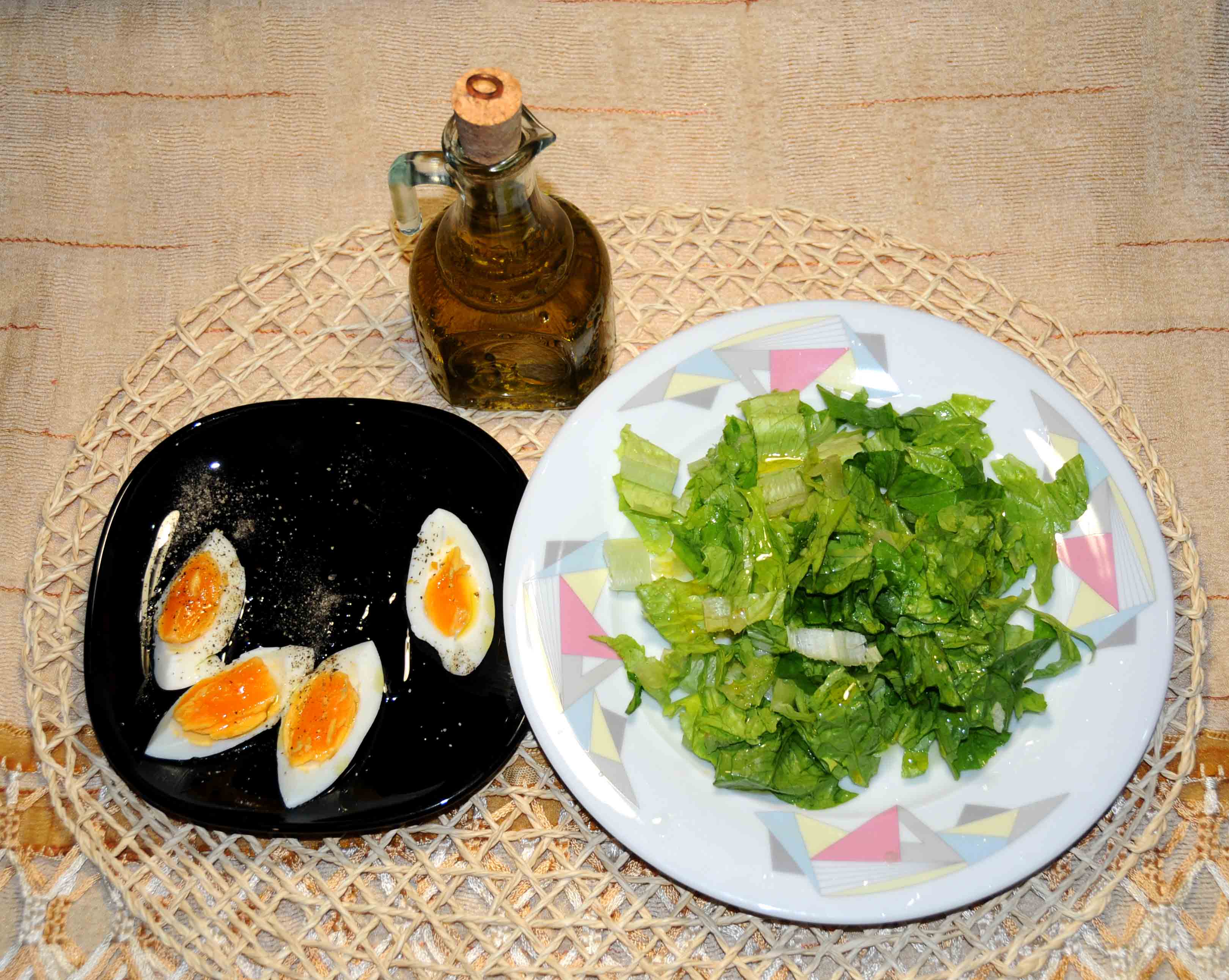 1 σαλάτα μαρούλι με μια κουταλιά της σούπας λάδι και 1 αυγό βραστό - 1 lettuce salad with one tablespoon of oil and 1 boiled egg