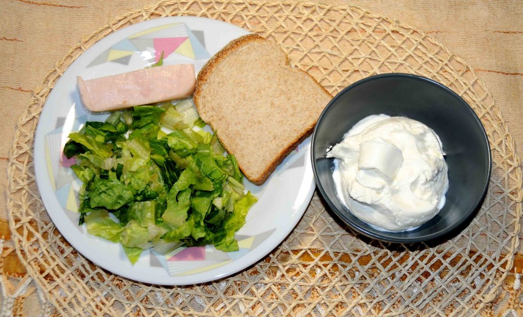 60 γρ γαλοπούλα 1 φέτα ψωμί και σαλάτα μαρούλι και 1 γιαούρτι 2% - 60 g turkey 1 slice of lettuce and salad 1 yoghurt 2%