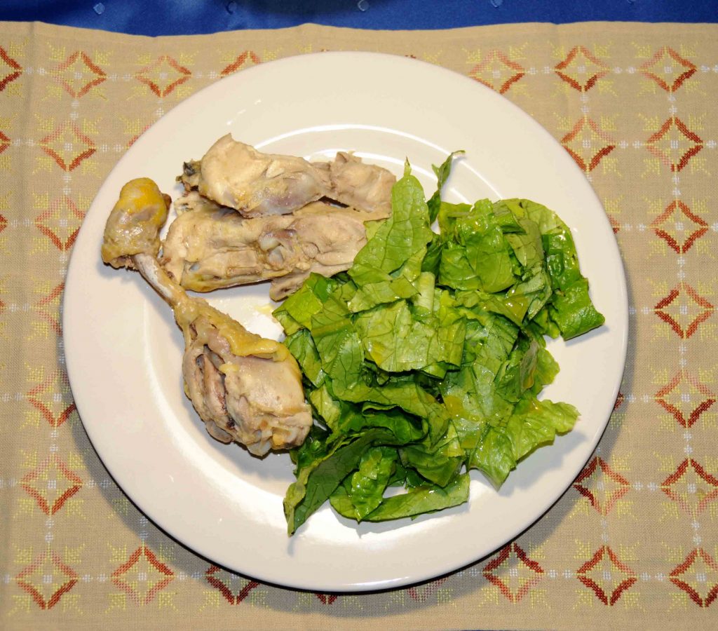 Κοτόπουλο με σαλάτα μαρούλι - Chicken with lettuce salad
