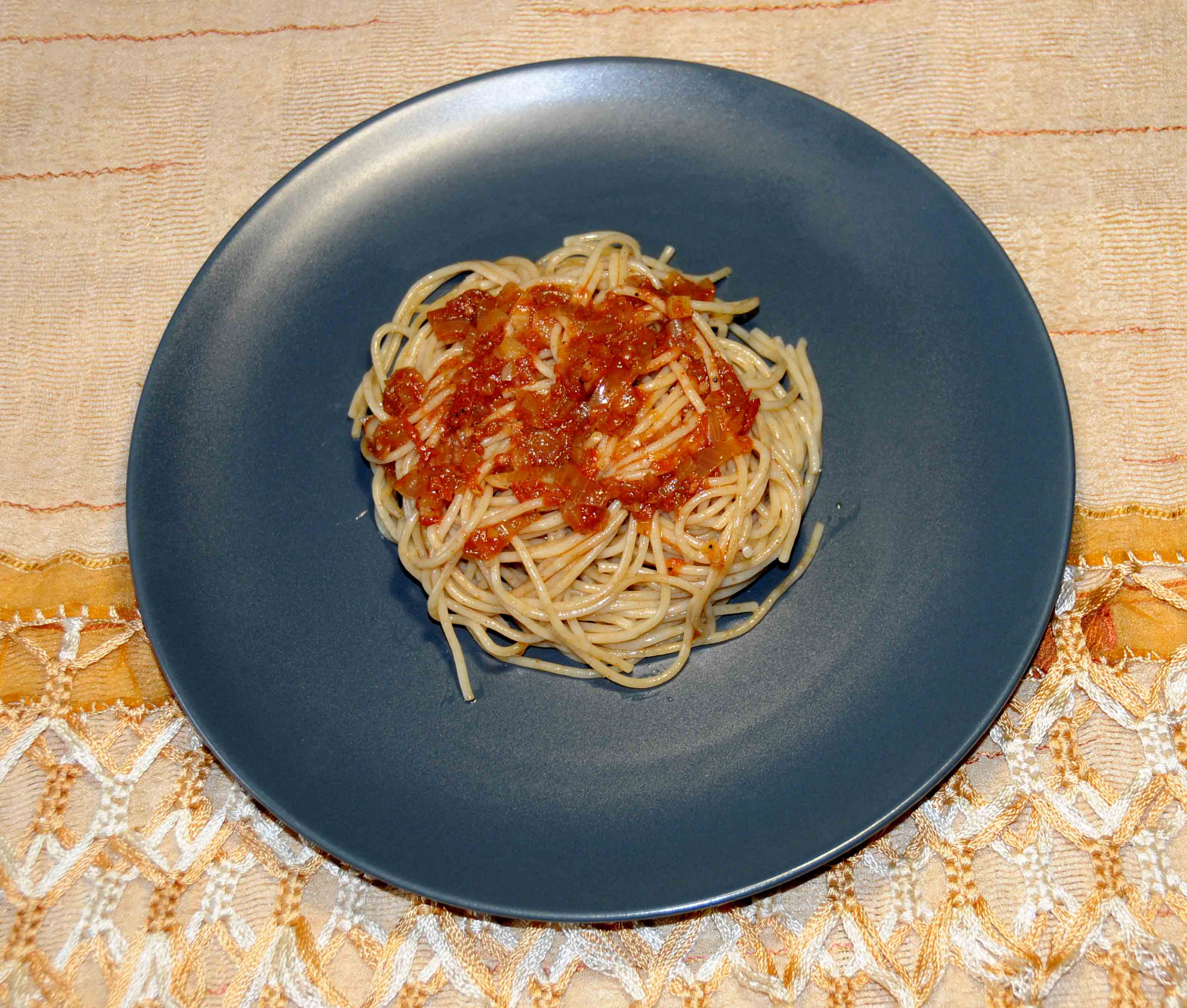Μακαρόνια ολικής αλέσεως με σάλτσα ντομάτας - Whole wheat macaroni with tomato sauce
