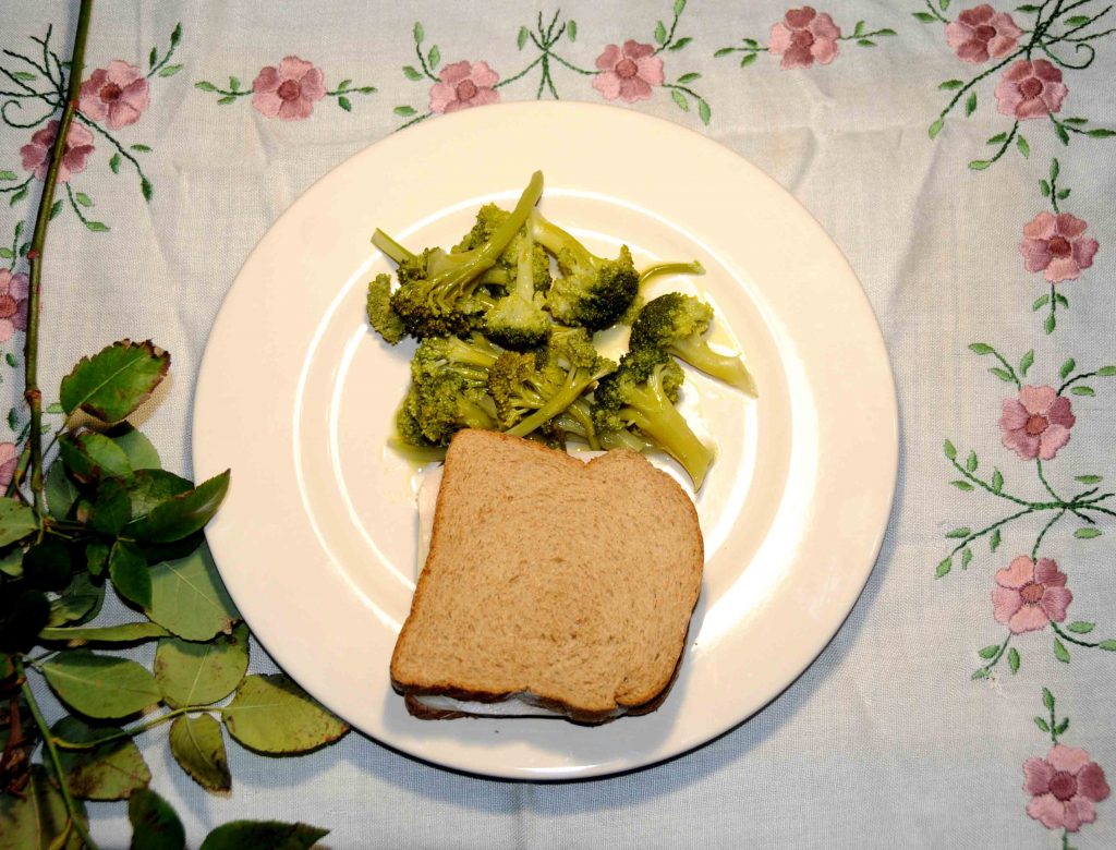 Μπρόκολο με τοστ γαλοπούλα και τυρί χαμηλών λιπαρών - Broccoli with turkey toast and low fat cheese