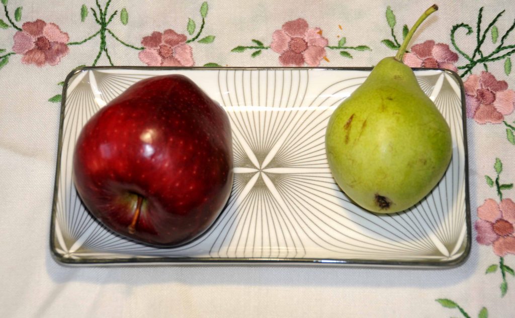 1 μήλο και 1 αχλάδι - 1 apple and 1 pear