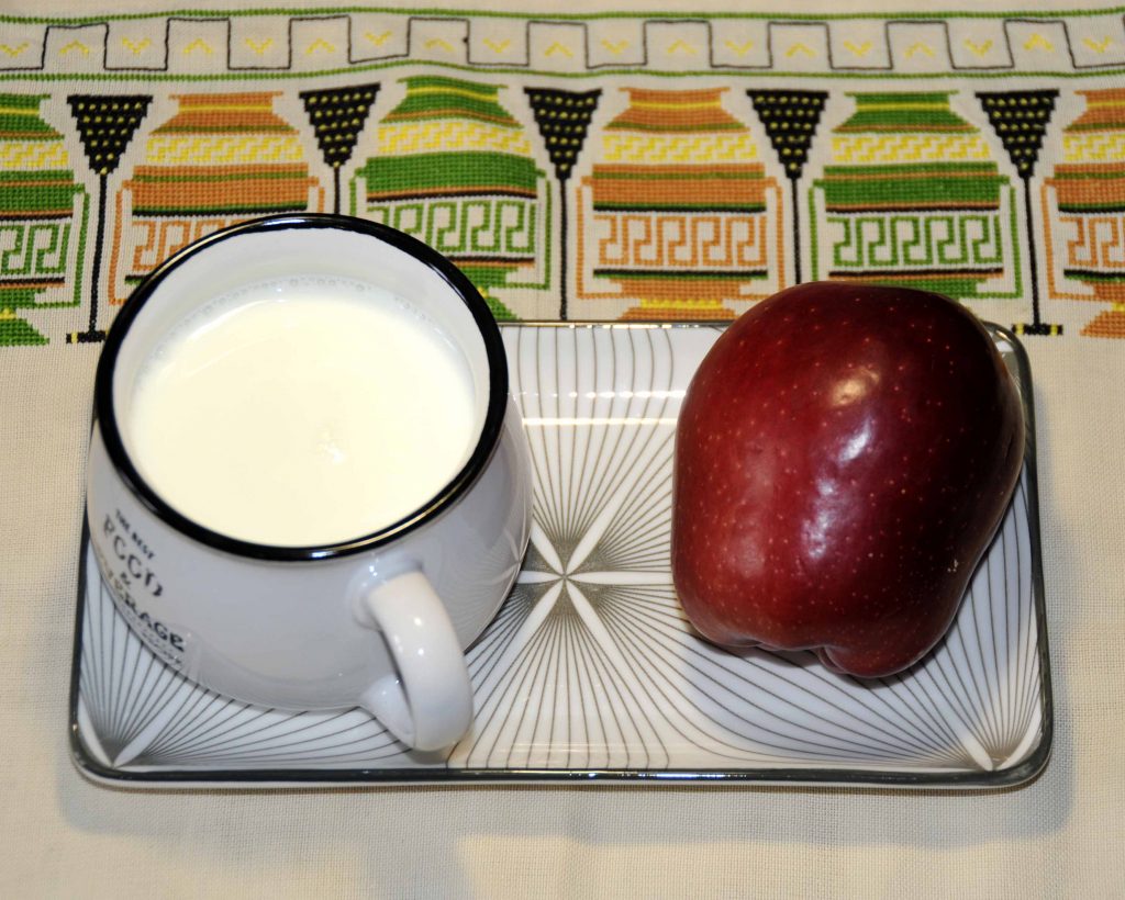 Μήλο και ενα Φλιτζάνι Γάλα - Apple and a Cup of Milk