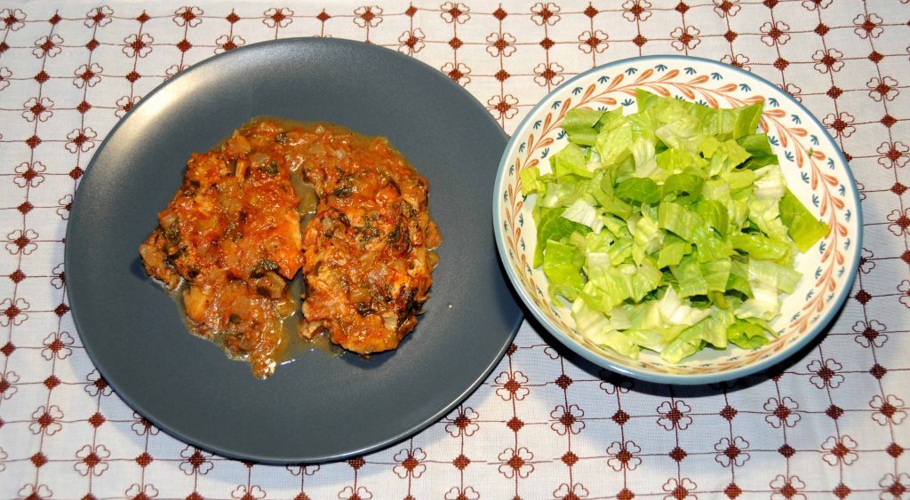 Μπακαλιάρος πλακί στην κατσαρόλα με σαλάτα - Hake in the pan with salad