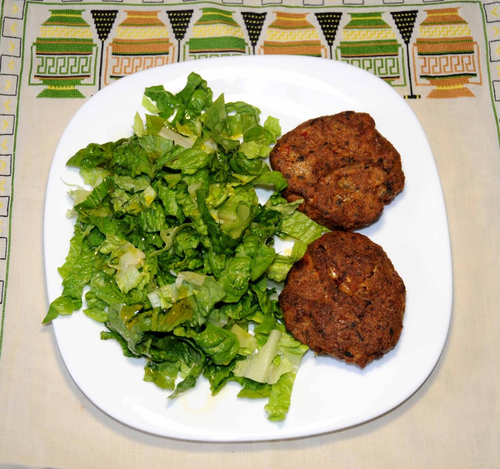 Μπιφτέκια ψητά με σαλάτα μαρούλι - Baked burgers with lettuce salad