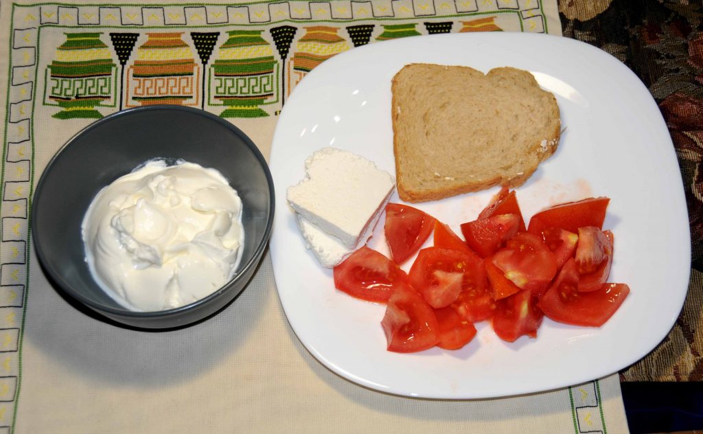 Ντομάτα με ψωμί και 70 γρ ανθότυρο και γιαούρτι 2% - Tomato with bread and 70 g of anthotyro and yogurt 2%