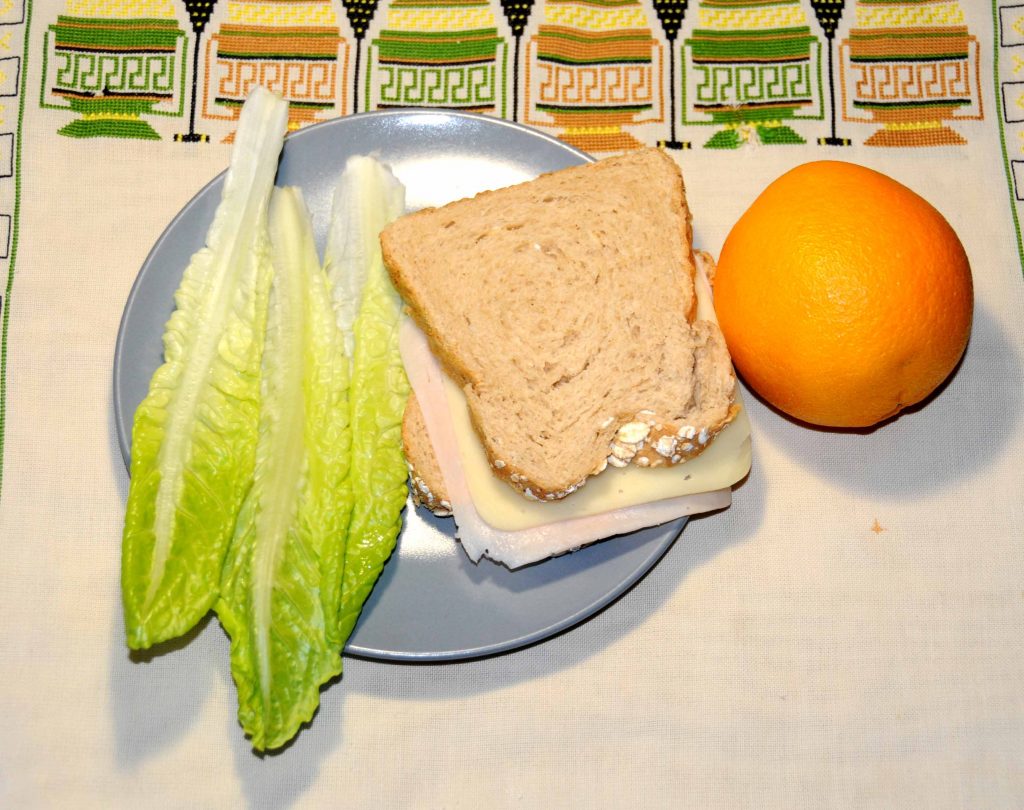 Πορτοκάλι και τοστ και φύλλα μαρουλιού - Orange and toast and lettuce leaves