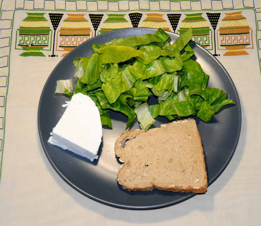 Σαλάτα μαρούλι με 1 κουταλάκι ελαιόλαδο 90 γρ ανθότυρο και 1 φέτα ψωμί - Lettuce salad with 1 teaspoon olive oil 90 g anthotyro and 1 slice of bread