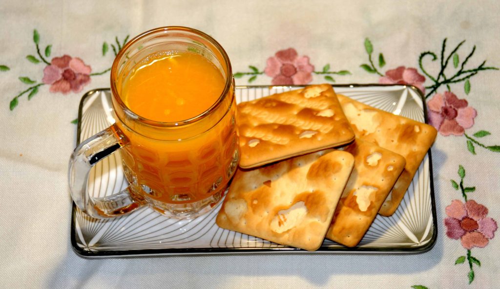 Χυμός πορτοκάλι με 4 κράκερ﻿ - Orange juice with 4 crackers