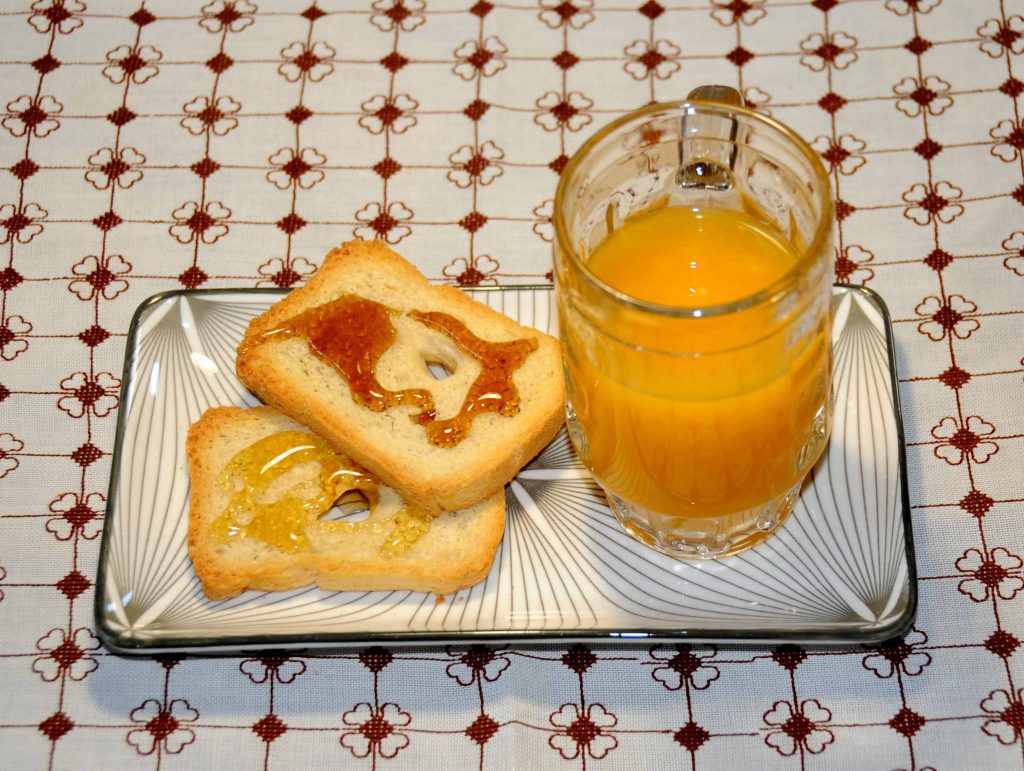 Χύμος πορτοκάλι με δυο φρυγανιές με μέλι - Orange juice with two toasted toasted honey
