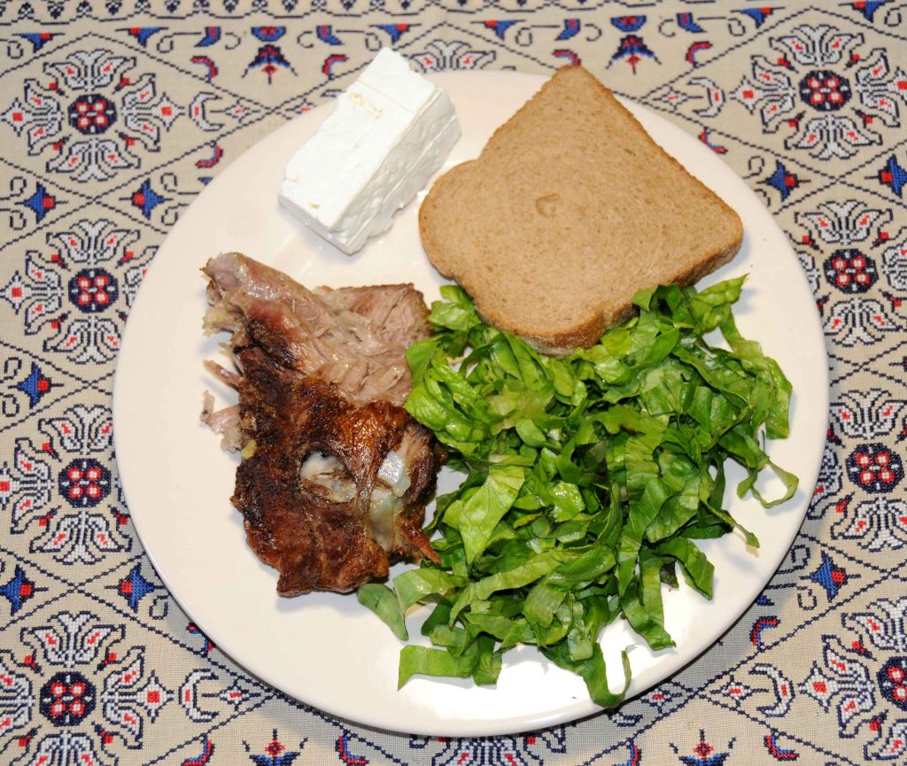 Αρνι σούβλας με σαλάτα - Lamb with salad