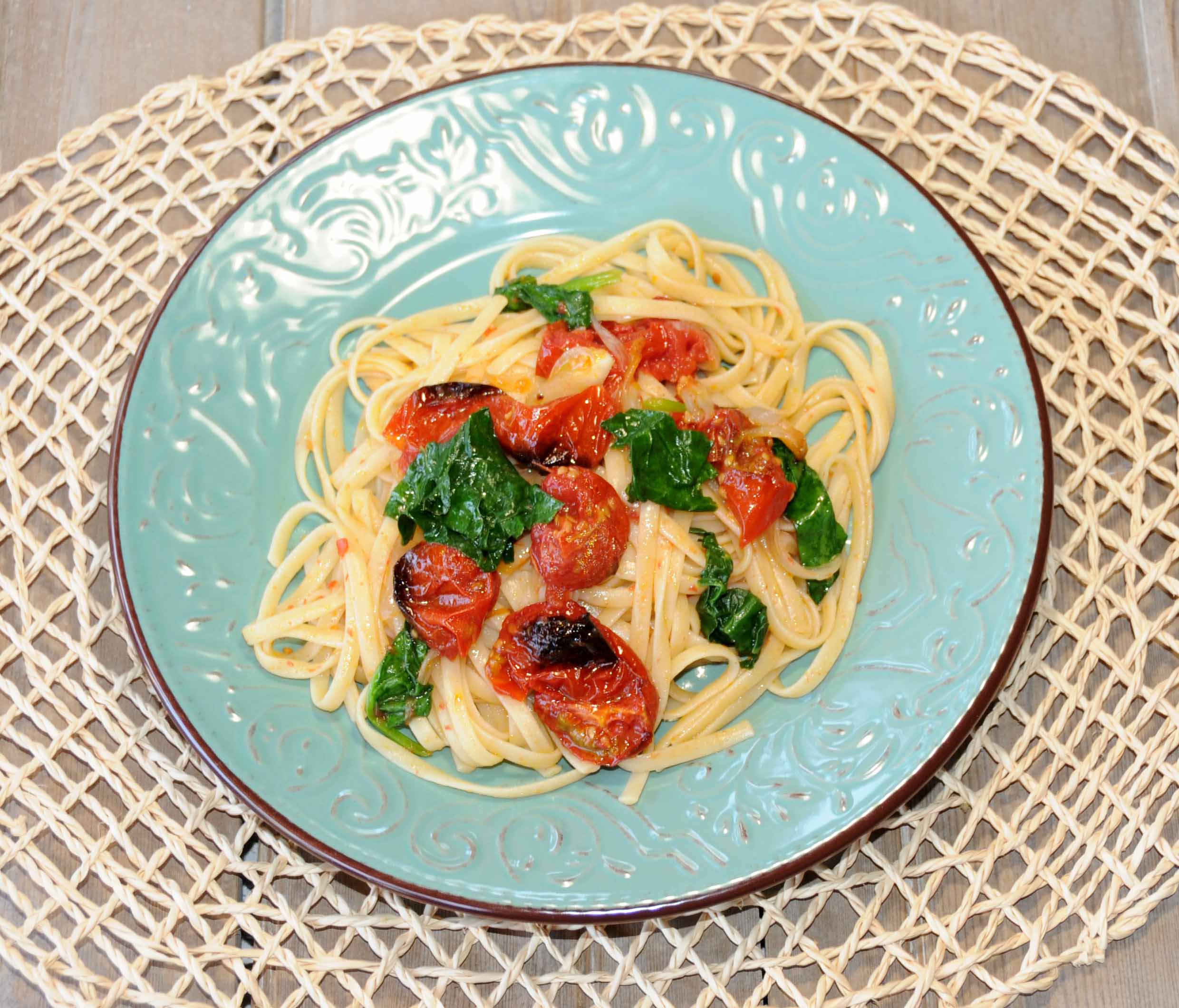 Λιγκουίνι με ντοματίνια και σπανάκι - Linguine with tomatoes and spinach