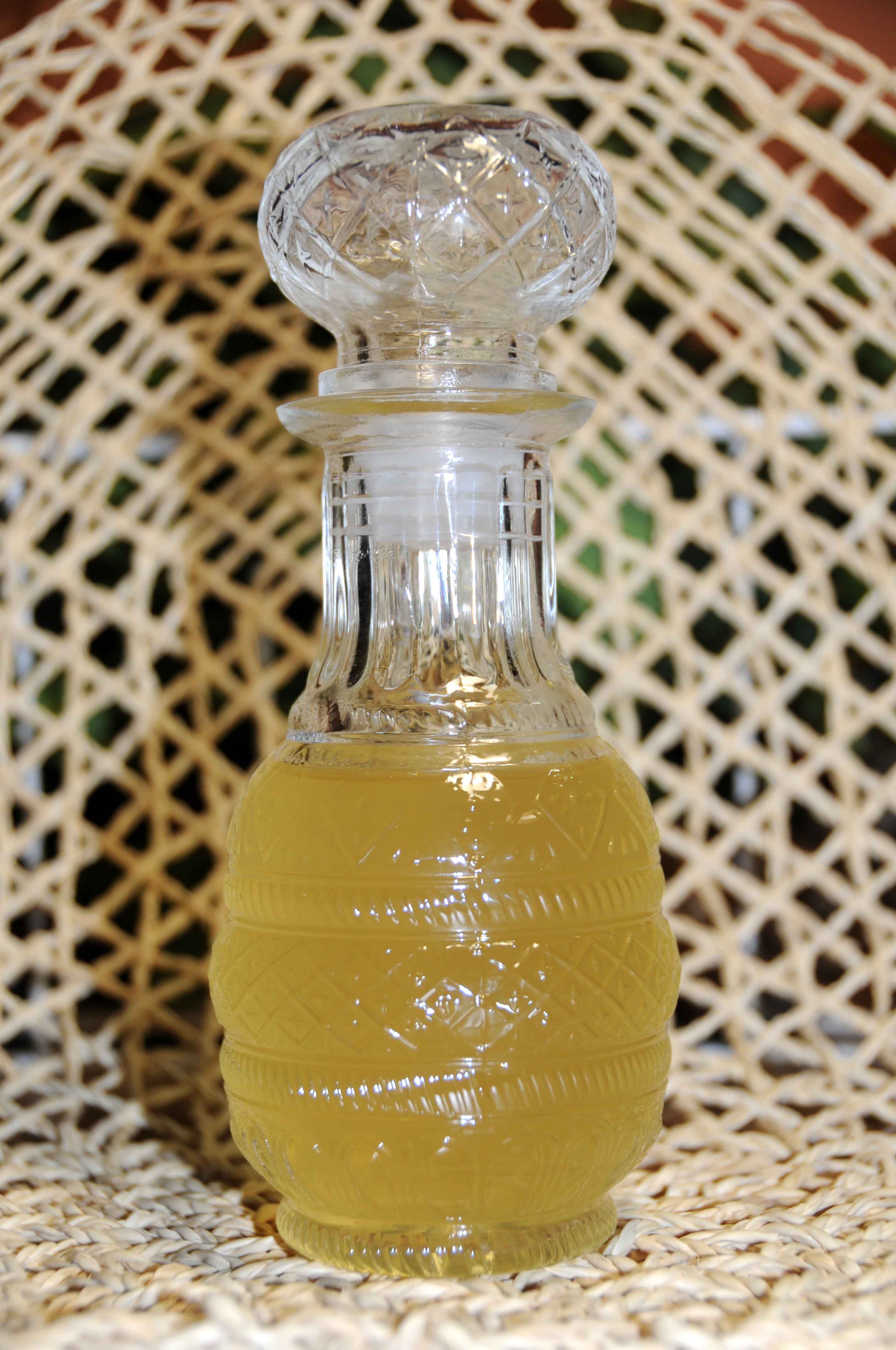 Λικέρ λεμόνι (μόνο τις φλούδες χωρίς το άσπρο μέρος τους) - Lemon liqueur (only peels without the white part)