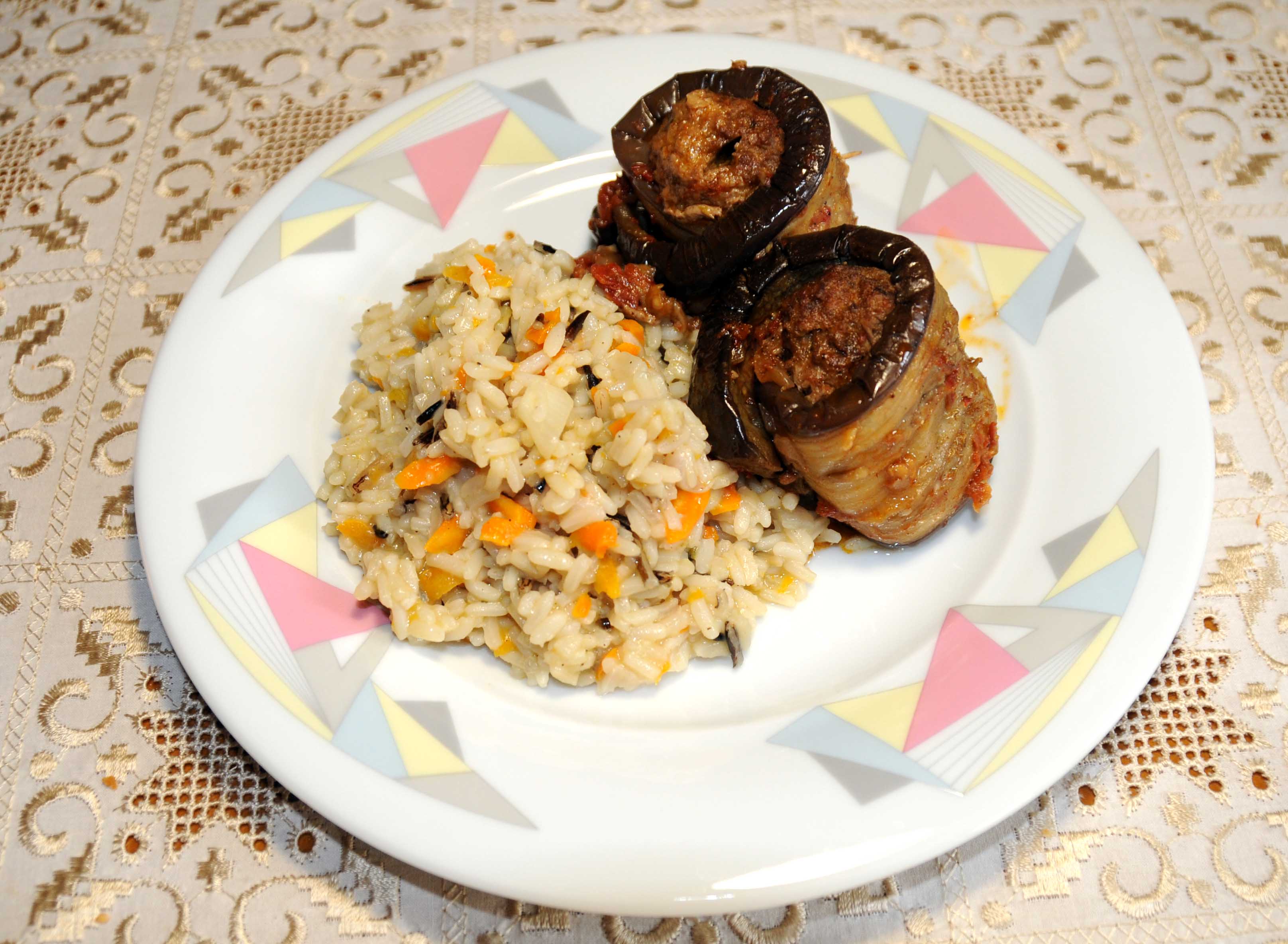 Σουτζουκάκια με μελιτζάνες ρολάκια και ρύζι - Suzhoukakia with aubergine rocks and rice