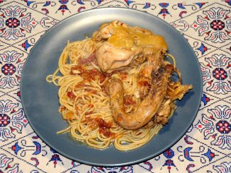 Πλατάρια κοτόπουλου κοκκινιστά με μακαρόνια - Pieces of Chicken Red with Spaghetti