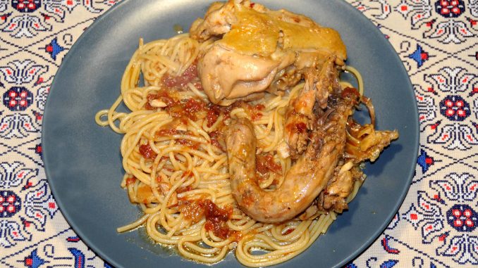 Πλατάρια κοτόπουλου κοκκινιστά με μακαρόνια - Pieces of Chicken Red with Spaghetti