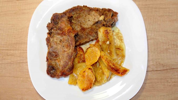 Μπριζόλες χοιρινές με πατάτες στο φούρνο - Pork steaks with potatoes in the oven Photo By Thanasis Bounas