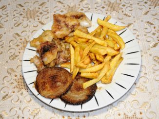 Καλαμαράκια τηγανητά με πατάτες τηγανητές και κρεμμύδια τηγανητά - Squids fried with fried potatoes and fried onions