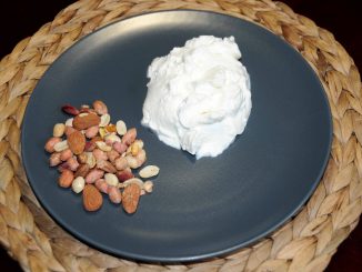 Δεκατιανό με ένα γιαούρτι και μια χούφτα ξηρούς καρπούς - Brunch with a yogurt and a handful of nuts