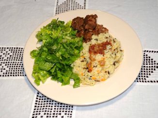 Μοσχάρι με καστανό ρύζι και σαλάτα﻿ - Beef with brown rice and salad