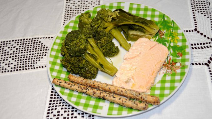 Σαλάτα με μπρόκολο και σολομό - Salad with broccoli and salmon
