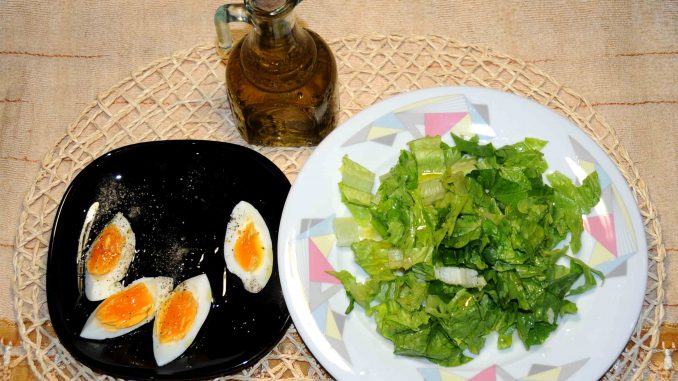 1 σαλάτα μαρούλι με μια κουταλιά της σούπας λάδι και 1 αυγό βραστό - 1 lettuce salad with one tablespoon of oil and 1 boiled egg