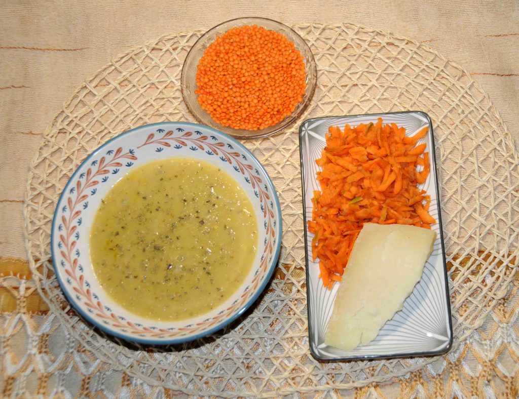 Κόκκινες φακές με καρότο σαλάτα και 100 γρ τυρί γραβιέρα - Red lentils with carrot salad and 100 grams of gruyere