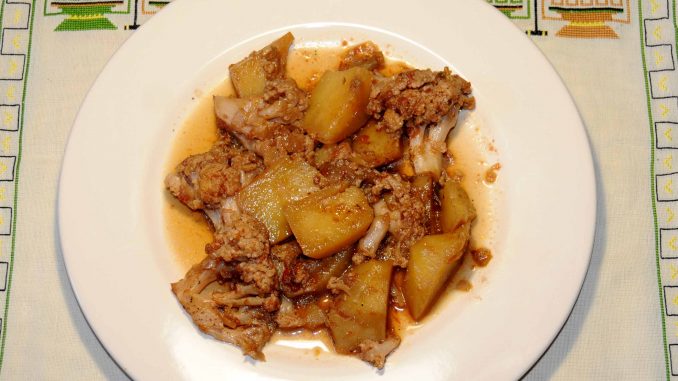 Κουνουπίδι καπαμά - Cauliflower with potatoes and tomato sauce