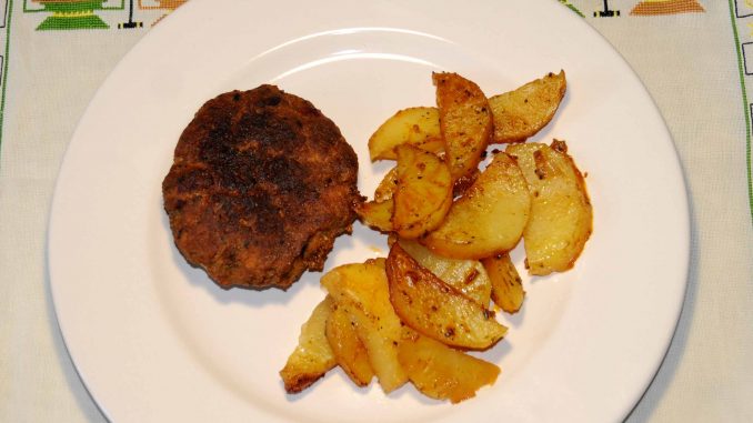 Μπιφτέκια με πατάτες στο φούρνο Burgers with potatoes in the oven