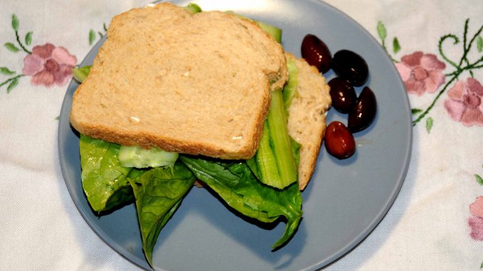 Τόστ λαχανικών με μαρούλι, αγγούρι και 5 ελιές - Vegetable toast with lettuce, cucumber and 5 olives