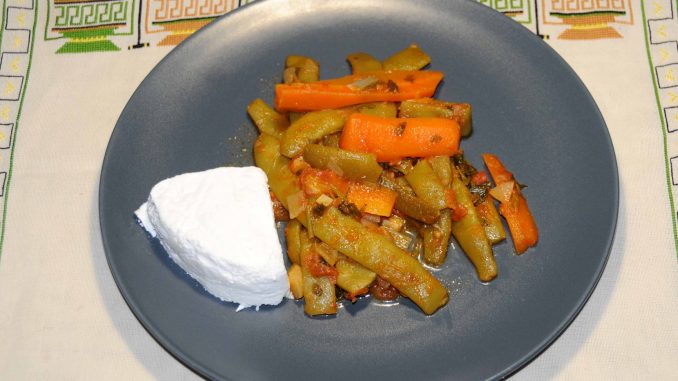 Φασολάκια φρέσκα με καρότο και ανθότυρο - Green beans with carrot and cheese