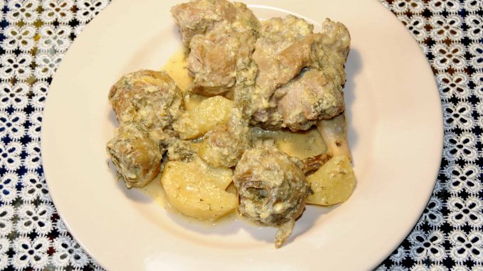 Αρνάκι με αγκινάρες και πατάτες αυγολέμονο - Lamb with artichokes and egg-lemon potatoes