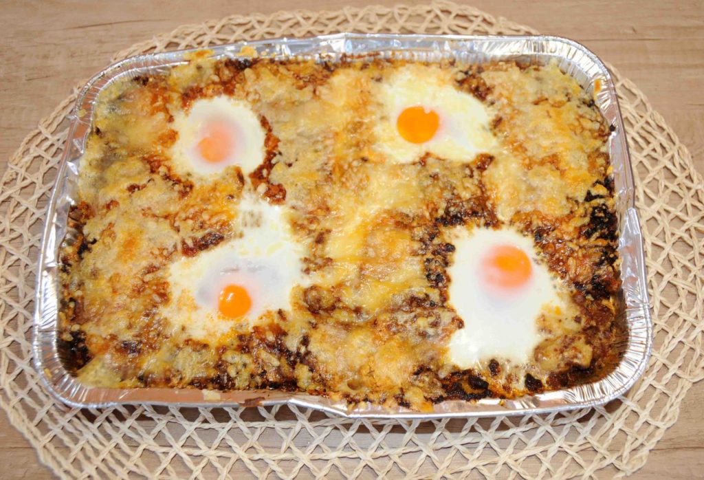 Αυγά με πουρέ και κιμά στο φούρνο - Eggs with puree and minced meat in the oven
