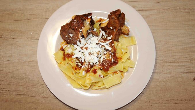 Προβατίνα (χοντρό) με παπαρδέλες - Lamb spaghetti