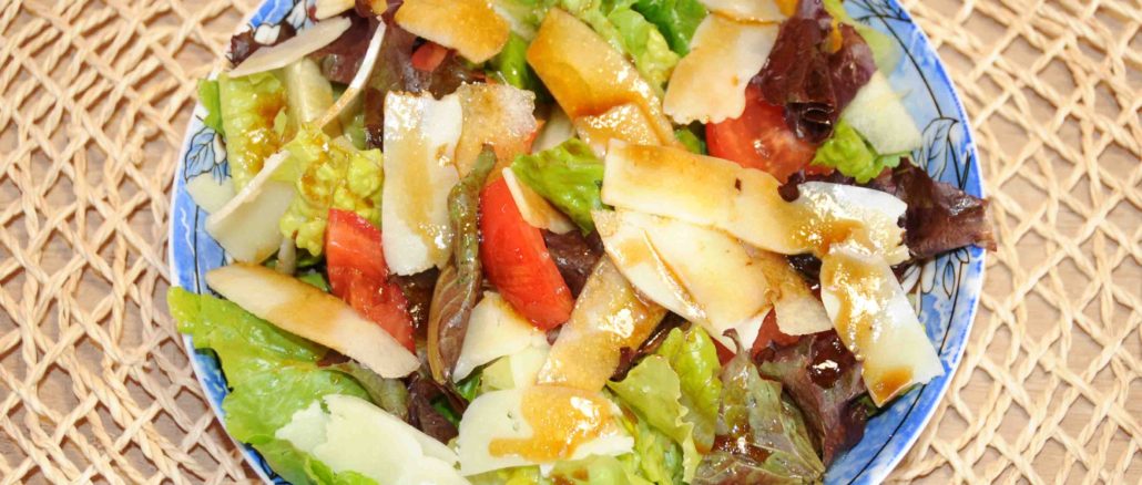 Σαλάτα με μήλο και γραβιέρα - Salad with apple and gruyere