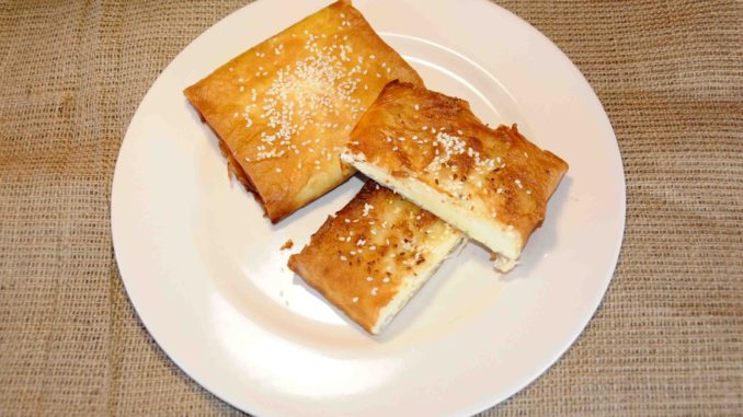 Τυρί σαγανάκι τυλιγμένο με φύλλο κρούστας - Fried cheese wrapped in crust