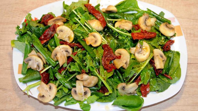 Σαλάτα με μανιτάρια και λιαστή ντομάτα - Salad with mushrooms and sun-dried tomatoes