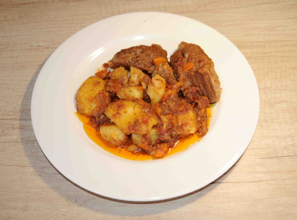 Μοσχάρι κοκκινιστό με πατάτες - Beef stew with potatoes