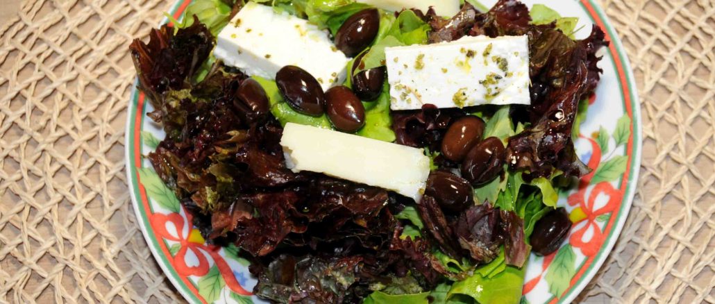 Σαλάτα με μαρούλι ελιές τυριά - Cheese salad with olive lettuce